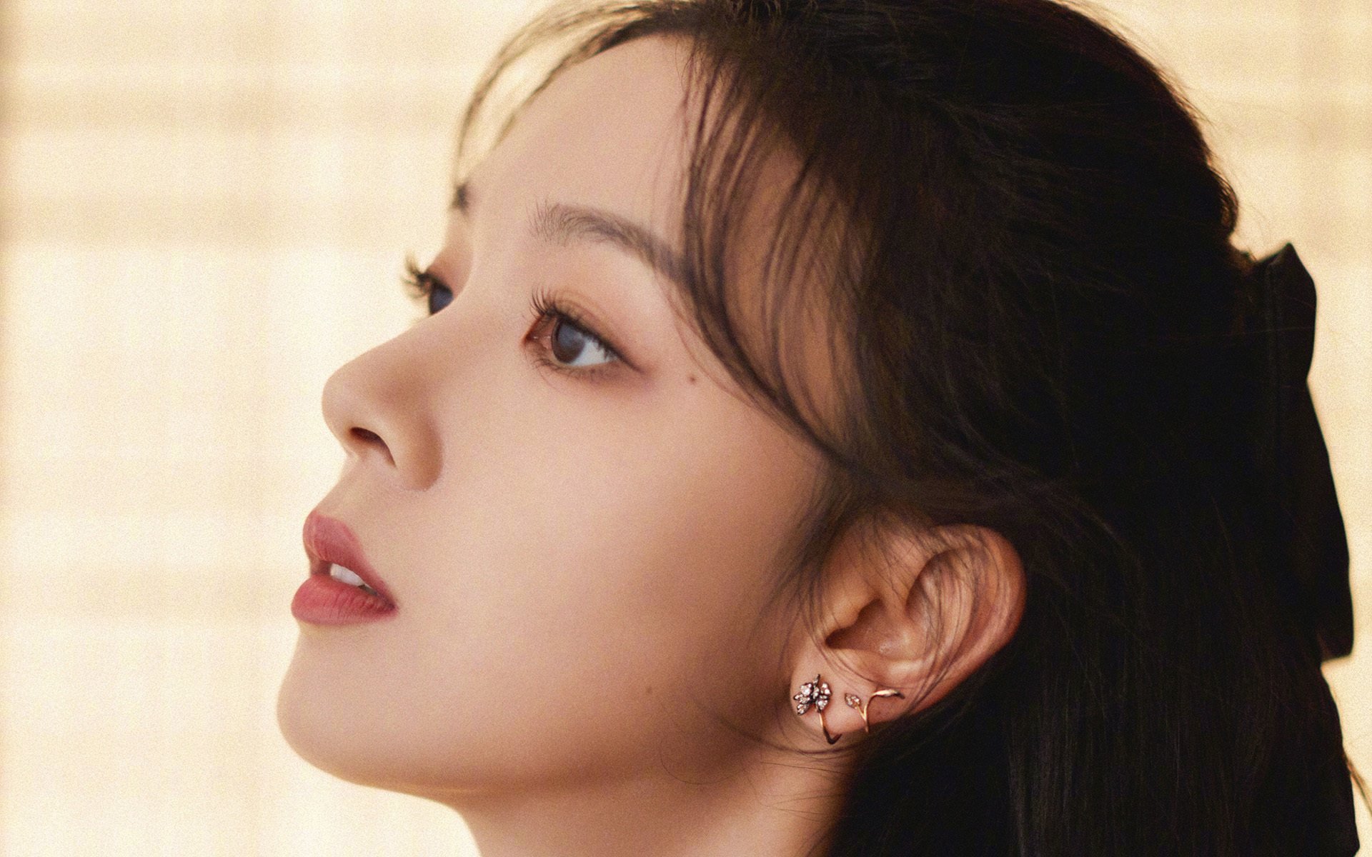 顶尖足球比赛中球员防守拦截精准,足球 防守