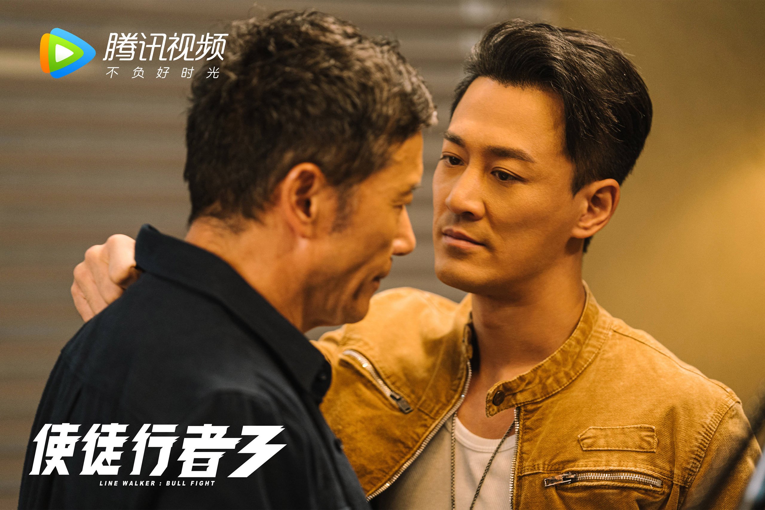 “高新体育中心羽毛球赛:选手精准击球,精彩纷呈”